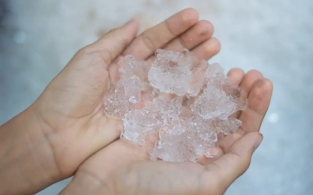 7 Amazing Reasons Why Ice Cubes Are The Best Skin Secret