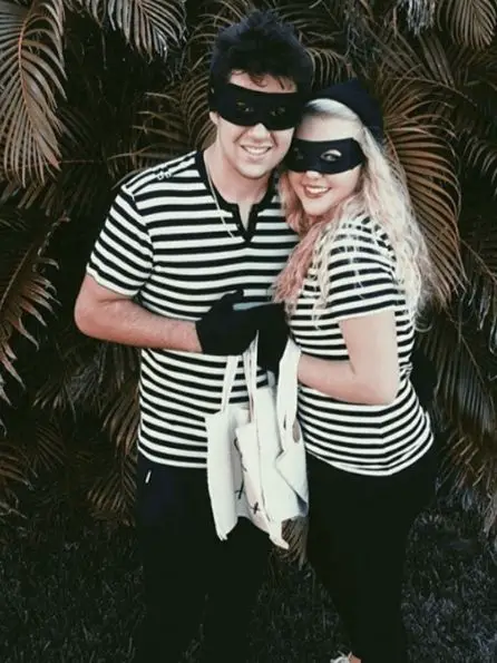 35 Popular and Easy Halloween Costume Ideas - robbers