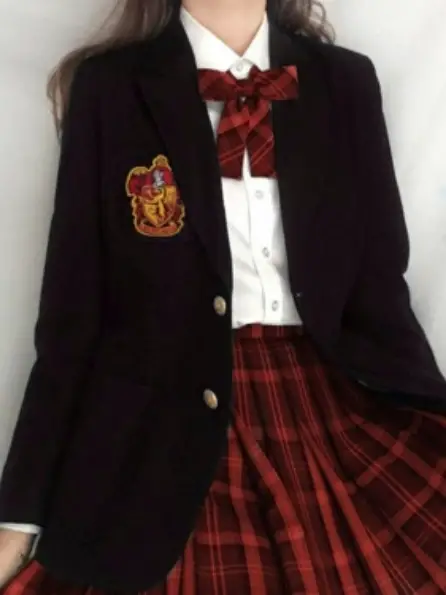 
From the Harry Potter inspired outfits series, this post features Gryffindor inspired outfits. Which has subdued Harry Potter outfit suggestions that you may wear in everyday situations
